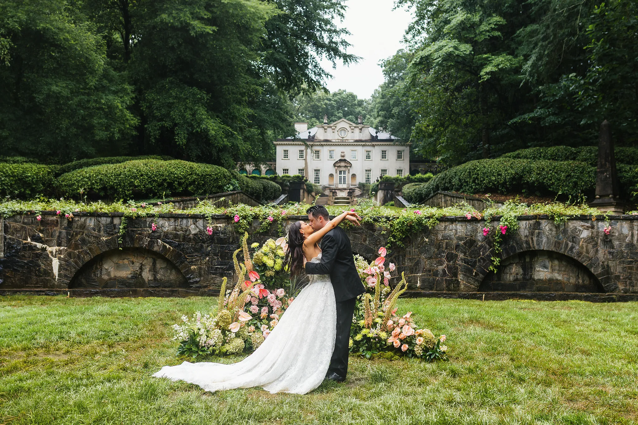 Swan house wedding in a rainy day